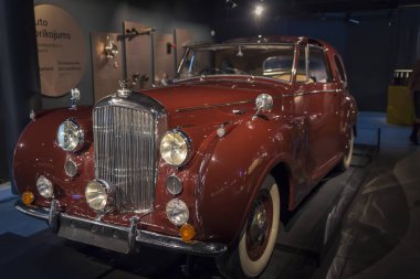 Riga, Letonya-Şubat 18, 2019:1946 Bentley Riga Motor Müzesi'nde