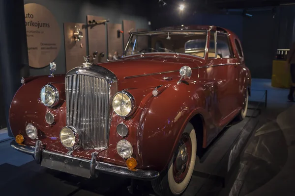 RIGA, LATVIA-18 de febrero de 2019: 1946 Bentley en el Riga Motor Museum — Foto de Stock