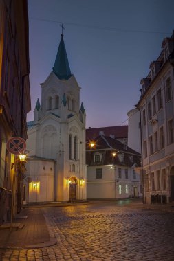Eski şehirde gece binası, Riga , Letonya