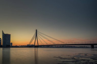 Askılı köprü üzerinden daugava Nehri Riga, Letonya.