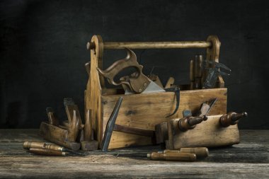 Natürmort - Eski Ahşap vintage alet kutusu çekiç, testere, keski, uçak ve marangozluk içinde pliers