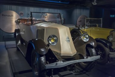 Riga, Letonya-18 Şubat 2019: 1903 Renault 10 Özgeçmişi Riga Motor Müzesi'nde