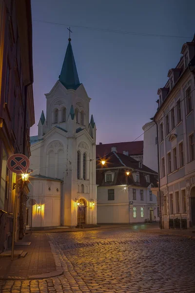 Nocna budowa starego miasta, Ryga, Łotwa — Zdjęcie stockowe