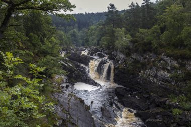 Karasu nehri, Wester Ross ve Cromarty, Highland, İskoçya üzerinde yaz aylarında Rogie şelale görünümü