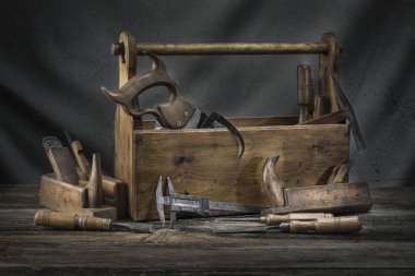 Natürmort - Eski Ahşap vintage alet kutusu çekiç, testere, keski, uçak ve marangozluk içinde pliers