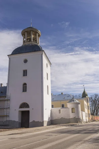 Kilátás a Krustpils középkori vár az utcán senki sem a jelenetet. Lettország. — Stock Fotó