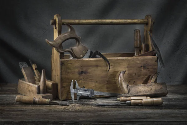 Still-Old drewniany zestaw narzędzi Vintage z młotami, Piła, dłuta, samolot i szczypce w stolarce — Zdjęcie stockowe