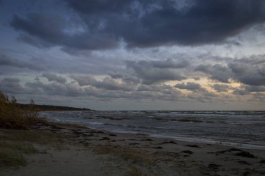 Fırtına bulutları, denizin üzerinden geçen fırtına, fırtına üstüne dramatik bulutlar.