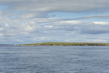 Bir yaz günü İskoçya 'da Orkney Adaları kıyı şeridi.
