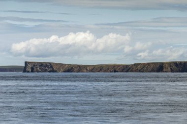 Bir yaz günü İskoçya 'da Orkney Adaları kıyı şeridi.