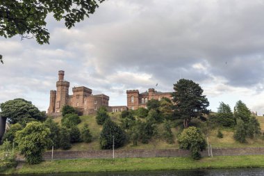 Inverness Şatosu, Inverness 'teki Ness Nehri' nin yukarısındaki bir set üzerinde.