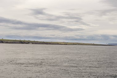 Bir yaz günü İskoçya 'da Orkney Adaları kıyı şeridi.
