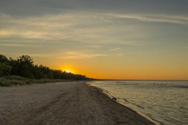 Baltık Denizi Letonya sahilinde güzel bir gündoğumu.