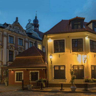 Dar sokaklar geceleri Eski Şehir 'i aydınlatıyor, Riga, Letonya