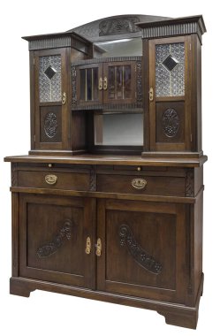 Vitraylı eski bir dolap. Beyaz arka planda izole edilmiş eski ahşap dolap