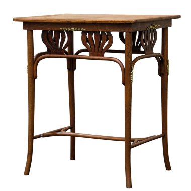 Kayın ağacından yapılmış antika bentwood kahve masası izole edilmiş.