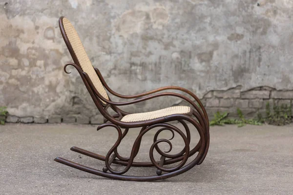 Chaise à bascule vintage marron foncé sur fond gris — Photo