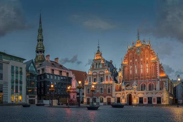 Blackheads House and St. Peters Lutheran Church on the Town Hall square, Riga, Latvia — Stock Photo, Image