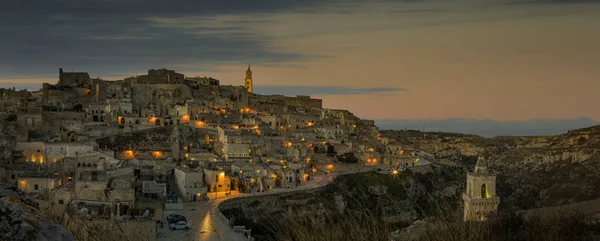 Antigua ciudad de Matera, Sassi di Matera por la noche, Basilicata, sur de Italia — Foto de Stock