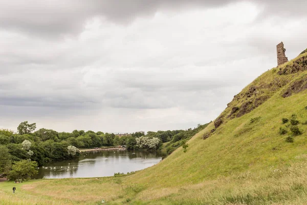 View of Arthurs Seat in Holyrood Park in Edinburgh, Scotland — Stock Photo, Image