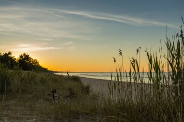 Baltık Denizi Letonya sahilinde güzel bir gündoğumu.