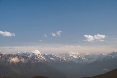 dağ karla kaplı bulutlar Karaçay-Çerkes Cumhuriyeti, Kafkasya'da bahar akşam üstleri