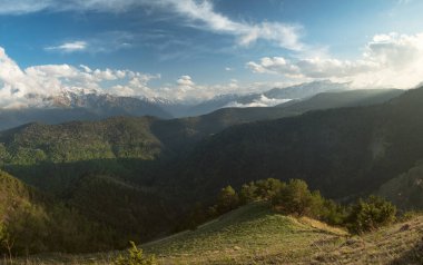 en fazla karda dağ aralıkları ve yaz çayır ve dağ ile güneşli bir havada tarafından kaplı ağaçlar, Karaçay-Çerkes Cumhuriyeti, Kafkasya ile büyümüş tesisi