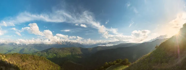 산맥의 상판과 초원과 산으로 화창한 여름에 구름으로 카라차예보체르케스카야 공화국 슬로프 — 스톡 사진