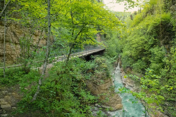 Viejo Ferrocarril Vía Estrecha Bajo Una Roca Cerca Del Río — Foto de Stock