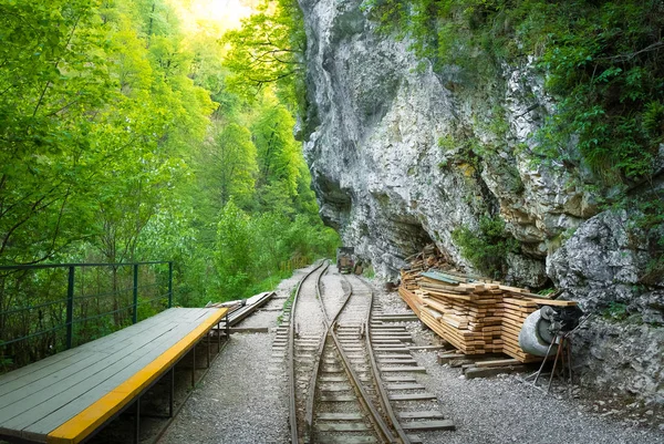 Viejo Ferrocarril Vía Estrecha Bajo Una Roca Las Montañas Entre — Foto de Stock
