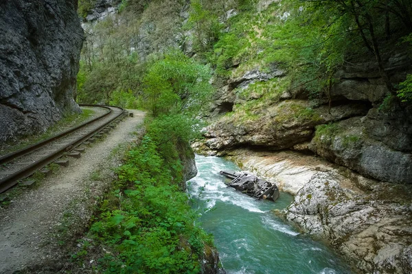 Vieja Locomotora Encuentra Fondo Río Montaña Junto Viejo Ferrocarril Vía — Foto de Stock