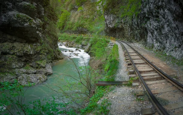 Viejo Ferrocarril Vía Estrecha Bajo Una Roca Cerca Del Río — Foto de Stock