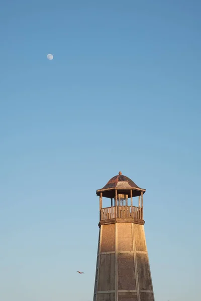 日中は青い空と古い灯台の上部 — ストック写真