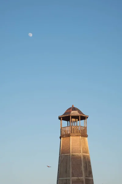 Bovenste Deel Van Een Oude Vuurtoren Tegen Een Blauwe Hemel — Stockfoto