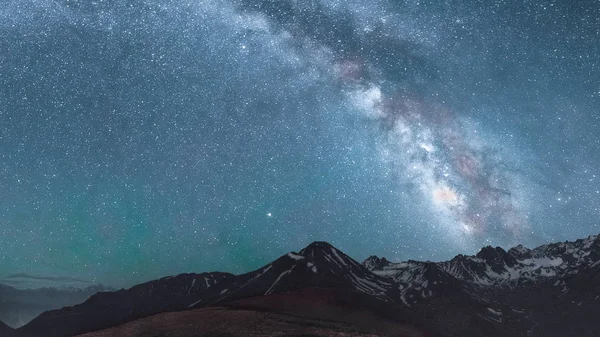 Paisaje Vía Láctea Cielo Nocturno Sobre Una Cadena Cadenas Montañosas — Foto de Stock
