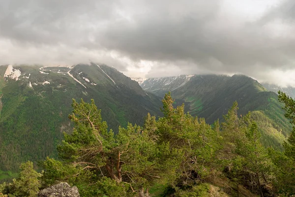 Berget Dalen Och Fjälltoppar Med Resterna Snö Backen Stängd Låg — Stockfoto