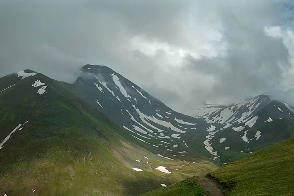 Szczyty Pasma Górskiego Resztkami Śniegu Tle Krajobrazu Rozległe Zielone Doliny — Zdjęcie stockowe