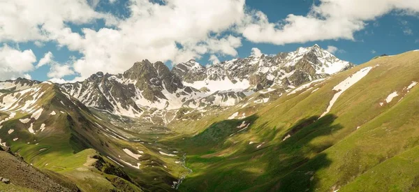 Sommets Chaîne Montagnes Avec Les Restes Neige Avec Large Fond — Photo