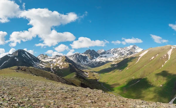 Doliny Górskie Porośnięte Zielonej Trawy Resztkami Śniegu Stokach Górskich Szczytów — Zdjęcie stockowe