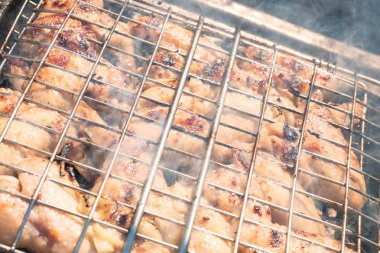 Evin avlusunda kömür ızgara ızgara kavrulmuş et tavuk kanadı