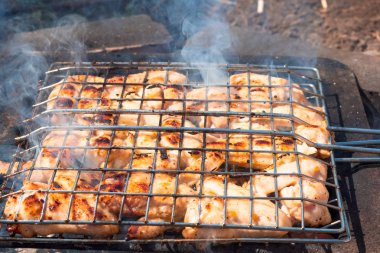 Evin avlusunda kömür ızgara ızgara kavrulmuş et tavuk kanadı