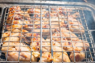 Evin avlusunda kömür ızgara ızgara kavrulmuş et tavuk kanadı