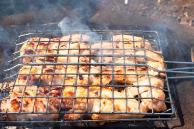 Evin avlusunda kömür ızgara ızgara kavrulmuş et tavuk kanadı