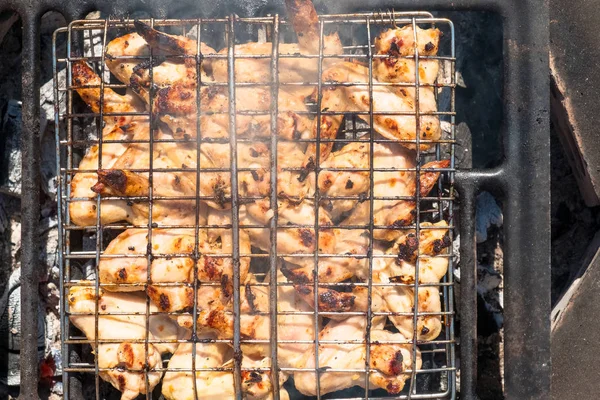 Φτερούγες Κοτόπουλο Κρέας Ψημένο Στη Σχάρα Σχάρα Στα Κάρβουνα Στην — Φωτογραφία Αρχείου
