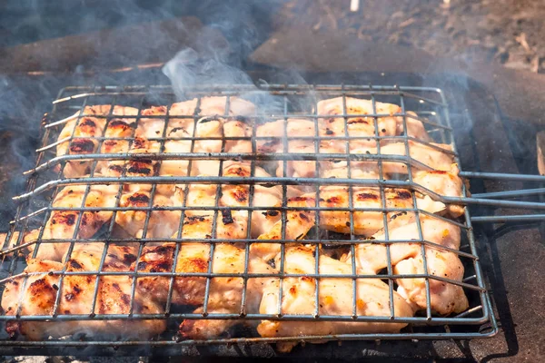 Evin avlusunda kömür ızgara ızgara kavrulmuş et tavuk kanadı