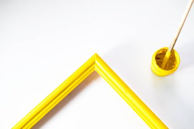 sarı ahşap fotoğraf çerçevesi kaba doku sonraki bir fırça beyaz zemin üzerinde bir kavanoza olduğunu guaj boya ile boyanmış