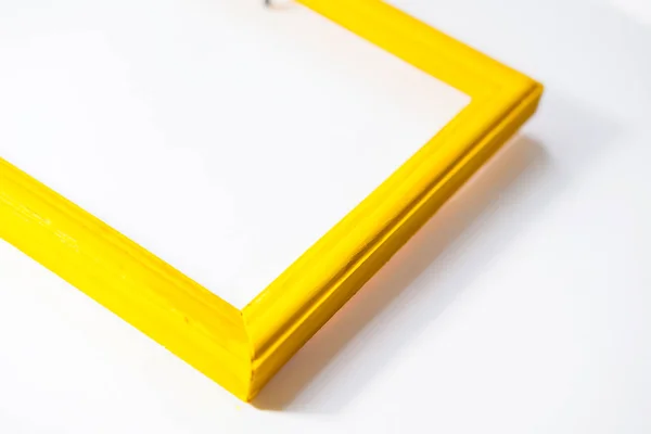 用水彩颜料画的黄色木相框粗糙的纹理是下一个在一个白色的背景刷的罐子里 — 图库照片