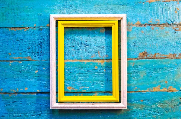 Fotoğraf ve resim için beyaz bir çerçeve içine sarı çerçeve içinde boş bir alana bir mavi dokulu ahşap duvar ile