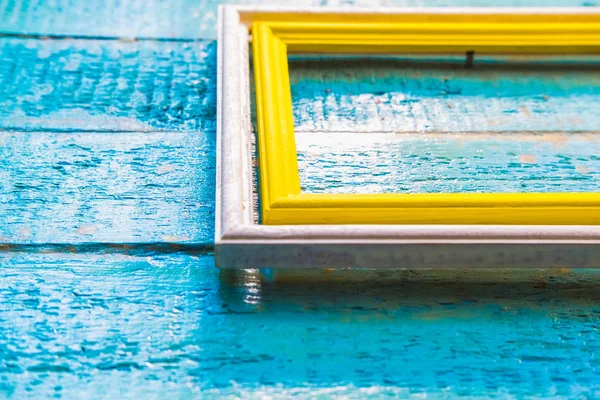 Fotoğraf ve resim için beyaz bir çerçeve içine sarı çerçeve içinde boş bir alana bir mavi dokulu ahşap duvar ile