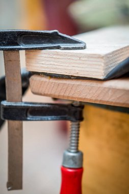 evde Bisiklet fotoğraf makinesi tamiri, kelepçe iki yapıştırılmış ahşap bar kelepçeler.